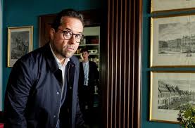 Liefers hatte die berichterstattung vieler medien über die pandemie auf sarkastische art scharf kritisiert. Auf Nach New York Jan Josef Liefers Als Rechtsanwalt Vernau In Totengebet Stuttgarter Zeitung