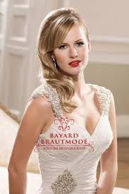 Um die schultern geschlungen mit einer brosche: Brautmode Wettingen Hochzeitskleid Brautkleid Bayard Brautmode