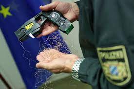 Zweimal zur verhinderung von selbstmorden, einmal bei häuslicher gewalt. Zusatzliche Taser Bei Der Bayerischen Polizei Bayerisches Staatsministerium Des Innern Fur Sport Und Integration