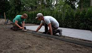 Etwas tiefer abstechen und ausheben. Rasenkante Aus Metall Einbauen Videoanleitung Obi