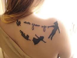 Inspirational Body Art Peter Pan Very Cute But I Would Never Get Something People Could See Thats So Big A Peter Pan Tatouages Citation Tatouage Tatouage