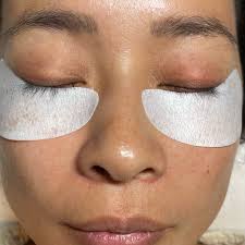 The power of mascara and lash serum 🙌🏼 Fullest Volumizing Mascara from  @iliabeauty Lash serum from @borboleta.beauty is truly incredible. I've  used it for the last month *fairly* consistently, and the results