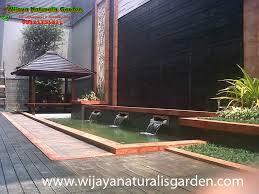 Ikan koi, ikan cantik warna warni yang konon berasal dari jepang ini memang sungguh memikat hati, bahkan untuk orang yang tidak hobi sama ikan pun bakalan terpikat sama. Bentuk Kolam Ikan Minimalis Unik Simple Tukang Taman Surabaya Wijayanaturalisgarden 08121751311