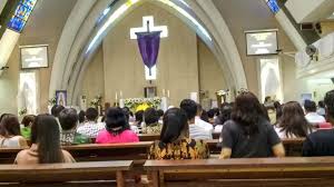 Makna kamis putih adalah saat di mana yesus membasuh kaki muridnya pada saat doa syukur agung, imam akan mengkonsekrasikan cukup banyak hosti untuk keperluan misa kamis putih dan komuni pada saat ibadat jumat agung. Misa Kamis Putih 2019 Gereja Santo Albertus