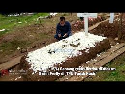 Wasy syuhadaaa i wash shoolihiin. Lantunan Surat Yasin Dan Melati Putih Di Atas Pusara Glenn Fredly Smartphone Digital Infotainment Beepdo Com