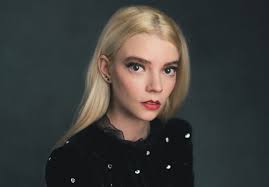 Her mother was working in the photography, and interior design field and the actress's father is a banker. Anya Taylor Joy Grosse Gewicht Korpermasse Augenfarbe