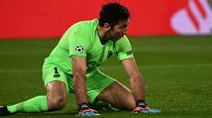 Sin buffon, el psg se ve obligado a buscar en el mercado un guardameta de nivel que le permita buffon permanecerá para siempre entre los gigantes del fútbol que han llevado con talento los. Psg 1 3 Manchester United Wet Pitch To Blame For Gianluigi Buffon Error Agent Defends Goalkeeper Goal Com