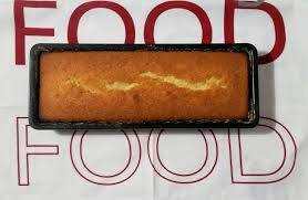 Per preparare la ricetta dell'amor polenta, in una ciotola lavorate, con delle fruste elettriche, il burro imburrate bene lo stampo, aiutandovi con un pennello, versate l'impasto nello stampo e fate cuocere. Amor Polenta