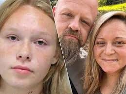 Meisje (17) huilde op TikTok om vermoorde moeder en stiefvader, nu is ze  zelf hoofdverdachte