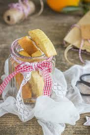 Qui di seguito la trovate nella sua versione più basica, ma la pasta frolla può anche essere aromatizzata con vaniglia, scorza di agrumi o spezie varie a seconda delle necessità. Biscotti Agli Agrumi Ribes E Cannella
