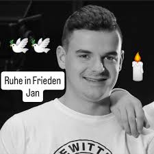 Jan Zimmerman von @gewitterimkopfyt wurde heute tot in seiner Wohnung  aufgefunden. Er wurde nur 27 Jahre alt. Jan war einer der besten und  lustigsten Youtuber Deutschlands der durch sein Tourettesyndrom berühmt  wurde.