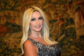 Paola ferrari è sotto l'occhio del ciclone per il suo trucco marcato e le luci eccessive usate su di lei. 7nyjb8w Sonb7m