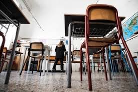 In primis deve essere chiarito una volta per tutte l'utilizzo che ne verrà fatto e chi, dove e in che modo potrà chiedere ai cittadini di esibirlo. Scuola Ipotesi Green Pass Per Docenti Oggi Cdm E Cabina Di Regia Rai News