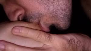 Mon mari est accro à sucer mes seins naturels alors je l’allaite toujours  partie 1