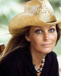 ❤️Those eyes, Who can recognize this beauty? 😍She was a true beauty icon  but today she turned 67. How can the time fly by so fast, you wont believe  how she looks now at.....Full see in the C0MMENT⬇️
