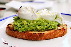 Avocado toast con uovo, da quando ho provato la prima volta l'avocado toast me ne sono innamorata, li ho provati in varie versioni e sicuramente questo non sarà l'ultimo perché me ne sono innamorata.ti consiglio di provare anche l'avocado toast light fatto solo con verdure quindi adatto anche ai vegetariani e molto leggero e fresco ed anche l'avocado toast con salmone affumicato. Ricetta Del Toast Con Avocado E Uovo Una Super Colazione Energetica
