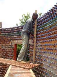 Wenn Maurer Zur Flasche Greifen News Leben Wohnen Tagesanzeiger Ch Umweltfreundliche Hauser Wiederverwertete Plastikflaschen Flaschenwand