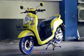 Modifikasi motor scoopy warna hitam putih di zaman ini amat banyak sekali beragam desain dan jenis motor yang beragam diawali dari gaya ceper racing thailook. Modifikasi Honda Scoopy 2018 Purwokerto Baby Mothay Juragan Sapi Otoinfo Id