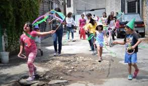 Mostrar o escribir una palabra (podemos mostrar una imagen si los niños así lo requieren, o si estamos trabajando con niños muy pequeños), los niños estarán sentados en un círculo. Bibliotecas En La Calle Para Alejar A Los Ninos De La Violencia De Mexico