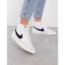 Rubber then encases the heel, housing a patch of color once more, while more rubber can be seen on the toe cap. Buy Nike Blazer Mid 77 Trainers In White Black At Goxip