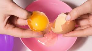 In una ciotola, sbattete bene il tuorlo d'uova, aggiungete poi l'olio d'oliva e i tre cucchiai di miele. Maschera Per Capelli Con Uovo Olio E Miele Vogue Italia