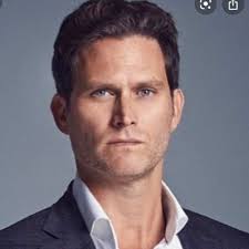 Lauren Cave (@laurenmcraecave)