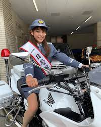 岡副麻希、ミニスカートでバイクにまたがる婦人警官姿に興奮「色っぽい」「逮捕されたい」 | 日刊大衆