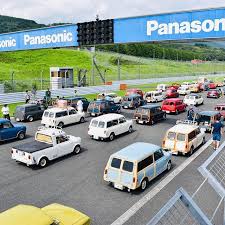 32fes 富士の本コース メインストレートで パレードラン待ちの図 32fes ミニフェス カントリーマン 長モノ クラシックカー 英国車 austincounmtryman カントリーマン レンジローバー クラシック クラシックカー