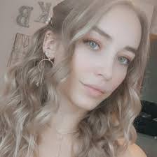 Lisa Pons's Instagram, Twitter & Facebook