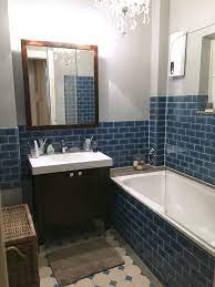 Fliesen auf fliesen verlegen mit der anleitung von hornbach: Minibad Nach Sanierung Blaue Metrofliesen Adex Dunkelbraune Badmobel Burgbad Finca Kronleuchter Butlers Mini Bad Badezimmer Blau Bad Blau