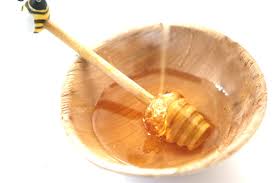 If someone shampoos their hair as usual and then sprays on some drops of beer, allowing it to dry naturally, it will work as a good conditioner without leaving any smell on the hair. Dry Scalp And Hair Remedy Manuka Honey