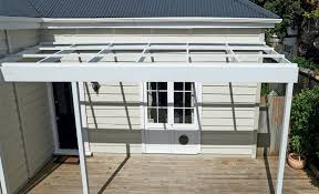 One of the architectural elements that is most frequently used for these changes is undoubtedly building a pergola or a shelt or built a porch. How To Build A Pergola Attached To Your House Diy Guides Mitre 10