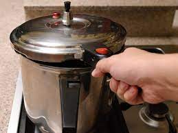 Pressure cooker bervariasi dari model ke model, jadi harap luangkan waktu untuk membaca panduan pengguna anda dan pastikan anda bekerja dengan cara yang aman dan cerdas. 4 Cara Untuk Menggunakan Panci Tekan Wikihow