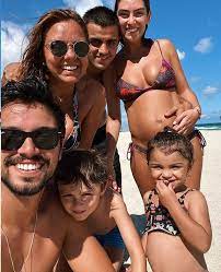 Rodrigo simas es un actor brasileño nacido el 6 de enero de 1992. Rodrigo Simas Posa Com A Familia Em Dia De Praia Em Miami Quem Quem News