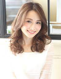 大人女子に ひし形 くびれの巻髪パーマ ke 351 ヘアカタログ 髪型 ヘアスタイル afloat アフロート 表参道 銀座 名古屋の美容室 美容院 ミディアムロング カワイイ髪型 パーマ