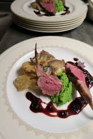 Die Hauptspeise Meines Weihnachtsmenus Lammkrone Mit Erbsenpuree Preiselbeersauce Dazu Gab S Noch Ein Cremiges Erbsenpuree Erbsen Puree Lebensmittel Essen