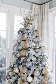 Christmas tree white and silver decorations. Qwwu2u3sgfojam