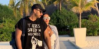 Arjun kapoor is the popular bollywood actor who made his acting debut with the critically acclaimed film check out arjun kapoor wiki, height, weight, age, girlfriend, caste, family, biography & more Akui Pacaran Malaika Arora Buka Suara Soal Perbedaan Usia Dengan Arjun Kapoor Kapanlagi Com