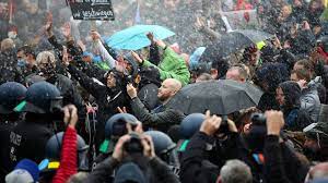 An dieser stelle ist zu bemerken, dass der berliner innensenator andreas geisel, der die demonstration verbieten wollte, ein früheres. Mehr Als Hundert Festnahmen Bei Corona Demo In Berlin