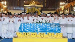 Sultan ismail petra was born on november 11, 1949 in kota bharu, kelantan. Lucas Szkopinski On Twitter 1 2 The Funeral Of Hrh Sultan Ismail Petra The Former Sultan Of Kelantan In Photos Malaysia Source New Straits Times Https T Co Norvdjzmxj
