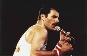 Skillful, charismatic, and flamboyant vocalist who achieved global fame as the frontman with british rockers queen. Hatte Queen Sanger Freddie Mercury Kinder