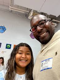 땡스기빙 끝나자마자 크리스마스 준비 올해도 열일중인 잔잔이 엘프 밤마다 혼자 사부작 사부작 중얼중얼 ㅋㅋㅋ 여기놨다 저기놨다 그림을  그렸다가 뭘 꼬매서 붙이기도 했다가 내 귀한간식 고구마 말랭이까지 말도 안하고 가져다 쓰구 막