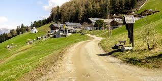 50 m after the road narrowing at the entrance to scena turn right into via s. Taser Schnugger Zmailer Familienwanderung