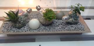 Por ejemplo, sólo con un recipiente de vidrio, frutas y una vela, lograrás un lindo centro de mesa sin mucho esfuerzo y sin gastar dinero. Centro De Mesa Con Bombillas Piedras Velas Y Plantas Centro De Mesa Con Velas Centros De Mesa De Comedor Mesa De Piedra