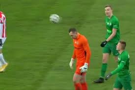Warta poznan is currently on the 13 place in the ekstraklasa table. Video Warta Poznan Goalie Adrian Lis Bounces Ball And It Lands On His Head