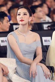 Phim hoa nở trăng vừa tròn (truth or dare) bắt đầu kể về tiểu hoàn tử nữ nhân lạc quan cơ trí, từ nhỏ đã theo cha múa võ mưu sinh kiếm sống, dựa vào tuyệt chiêu đập đá trên ngực mà hành tẩu giang hồ. Nhan Sáº¯c Hoa Háº­u Ä'áº·ng Thu Tháº£o Gay Sá»'t Táº¡i Hoa Háº­u Viá»‡t Nam 2020 Tin Tá»©c Má»›i Nháº¥t 24h Ä'á»c Bao Lao Ä'á»™ng Online Laodong Vn
