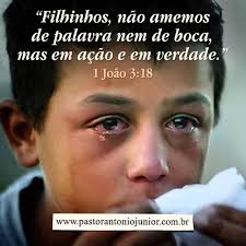 Um menino estava de pé, descalço na frente de uma loja de sapatos, tremendo  de frio. Uma senhora se aproximou e disse: _ Meu anjo, por que você está  olhando tanto para