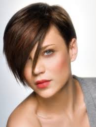 Ecco quali sono i tagli che andranno per la maggiore; Taglio Capelli Corti Asimmetrici Estate 2011
