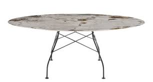 Giano est une table moderne ovale en marbre blanc de carrara avec une base conique en métal gaufré composée de deux blocs modelés jumelés. Table Ovale Glossy Marble Kartell Marron Beige Made In Design
