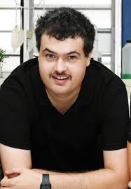 Hi!🌺 I'm David, I'm 30 years old. I've just arrived in the country and  found a job. I'm looking for a shared apartment close to the city centre,  with a budget of